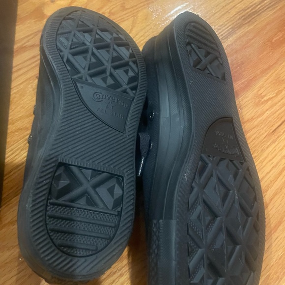 New black low top converse shoes - Picture 3 of 5